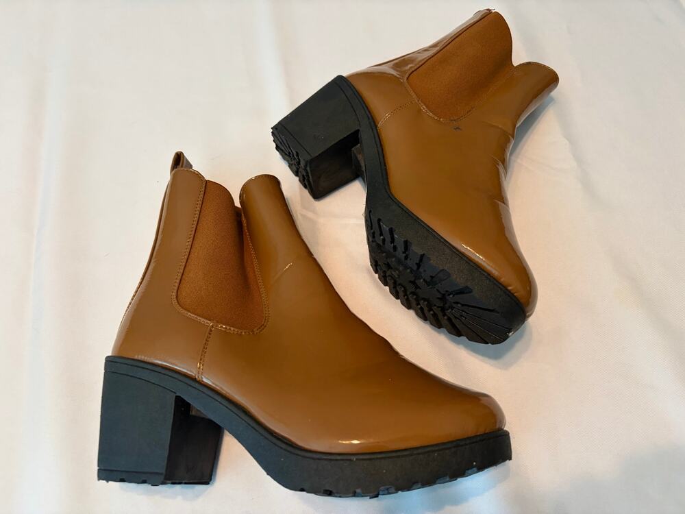 Love 83 Women’s Chelsea Ankle Boots Brown Patent Lug Sole Block Heel Size 6